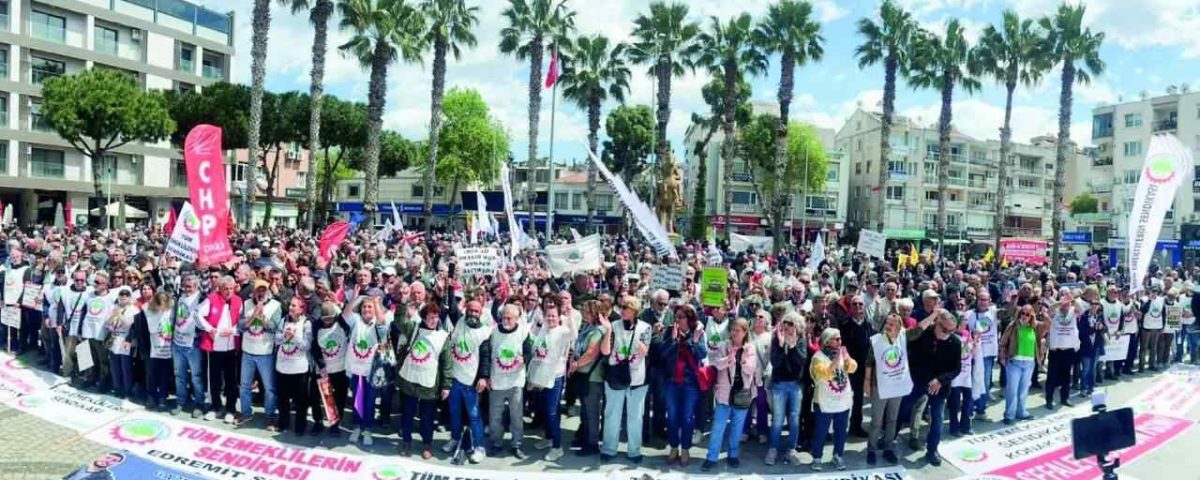 Emekliler Dikili'De &Quot;İnsanca Yaşam&Quot; Için Meydana Indi